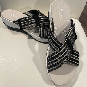 Clark’s cloudsteppers Arla Wave comfy slide Blk/wte stripe 9M
